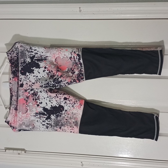 Fabletic Gisela Capri Leggings With See-Through Fabric In Lower Back - Picture 2 of 4